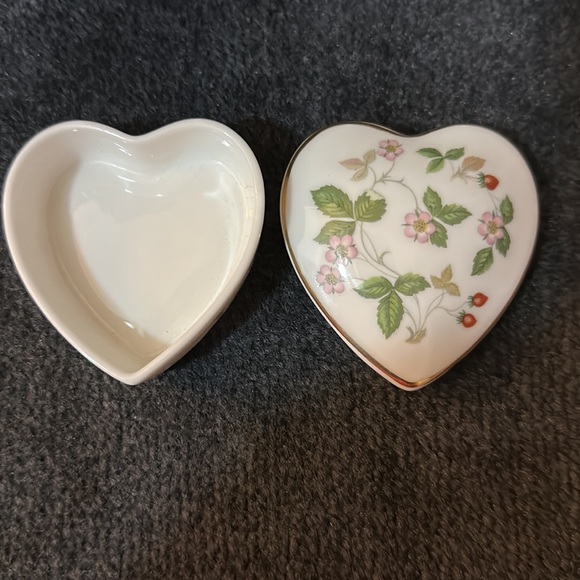 WILD STRAWBERRY TRINKET BOX - Picture 2 of 3